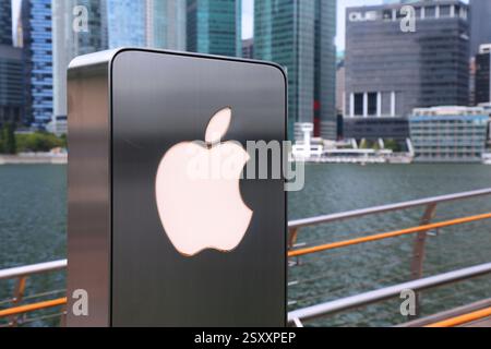SINGAPUR CITY, SINGAPUR - 12. MÄRZ 2024: Apple Store-Unterschrift in Marina Bay in Singapur. Stockfoto