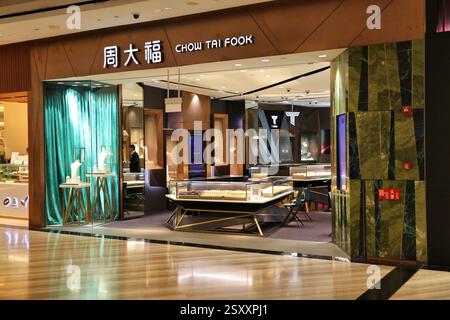 SINGAPUR STADT, SINGAPUR - 10. MÄRZ 2024: Chow Tai Fook Juweliergeschäft im Juwelenviertel des Flughafens Singapur Changi. Stockfoto