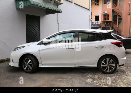 KUCHING, MALAYSIA - 10. MÄRZ 2024: Toyota Yaris Kompaktfahrzeug parkt in Kuching, Malaysia. Stockfoto