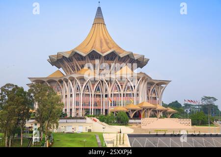 Neues Gebäude Der Legislative Assembly Sarawak. Regierungsgebäude im Petra Jaya District von Kuching, Sarawak, Malaysia. Stockfoto