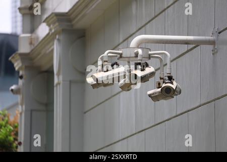 Sicherheitskameras in Singapur City. CCTV-Ausrüstung. Sicherheitstechnologie. Stockfoto