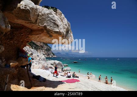 CALA GOLORITZE, ITALIEN - 28. MAI 2023: Touristen genießen den Strand von Cala Goloritze in Baunei (Provinz Ogliastra) auf Sardinien. Stockfoto