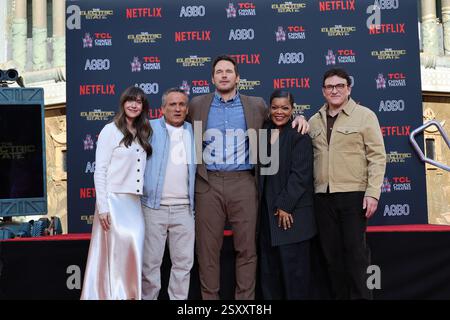 LOS ANGELES – 21. Februar: Alison Brie, Joe Russo, Chris Pratt, Yvette Nicole Brown, Anthony Russo bei der Hand- und Fußdruckzeremonie der Russo Brothers im TCL Chinese Theater IMAX am 21. Februar 2025 in Los Angeles, KALIFORNIEN Stockfoto
