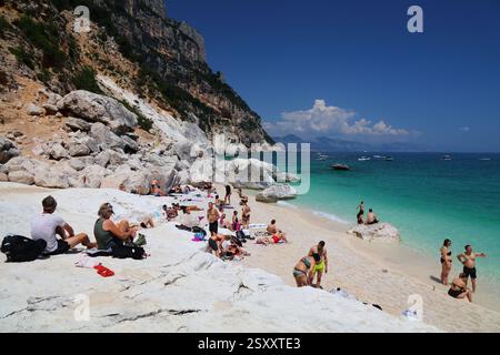 CALA GOLORITZE, ITALIEN - 28. MAI 2023: Touristen genießen den Strand von Cala Goloritze in Baunei (Provinz Ogliastra) auf Sardinien. Stockfoto