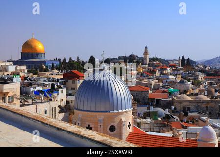 Die Altstadt von Jerusalem mit dem Felsendom, der Kirche unserer Lieben Frau vom Leid und den Minaretten der Al-Aqsa-Moschee. UNESCO-Weltkulturerbe. Stockfoto