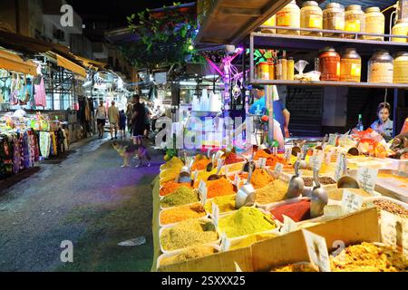 TEL AVIV, ISRAEL - 2. NOVEMBER 2022: Bunte Gewürze auf dem Karmel-Markt in Tel Aviv, Israel. Carmel Market befindet sich in Kerem HaTeimanim Viertel o Stockfoto