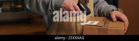 Website-Banner mit mittlerer Nahaufnahme eines nicht erkennbaren Mannes, der Barcode auf Karton scannt Stockfoto