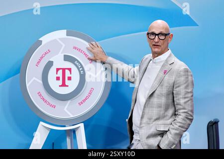 Telekom-Chef Timotheus Höttges bei der Deutschen Telekom AG für das Jahr 2024 in der Telekom-Zentrale in Bonn. Bonn, 26.02.2025 NRW Deutschland *** Vorstandsvorsitzender der Deutschen Telekom Timotheus Höttges bei der Deutschen Telekom AG für das Jahr 2024 am Hauptsitz der Telekom Bonn, 26 02 2025 NRW Deutschland Copyright: XChristophxHardtx Stockfoto