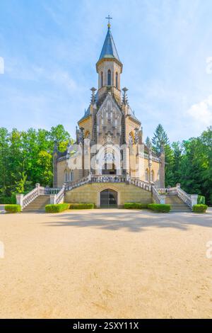 Das Schwarzenberg-Grab steht majestätisch in Domanin, Tschechien, mit beeindruckender Architektur umgeben von üppigem Grün an einem klaren Tag. Stockfoto