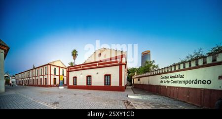 Sevilla, Spanien, 26. Juli 2022, Besucher spazieren durch den ruhigen Innenhof des CAAC, einem ehemaligen Kloster, das zeitgenössische Kunst auf der Isla de la Car präsentiert Stockfoto