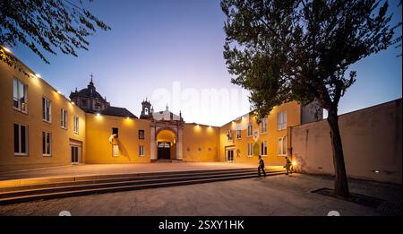 Sevilla, Spanien, 26. Juli 2022, Besucher genießen den ruhigen Innenhof des CAAC in Sevilla, während die Dämmerung abbricht und das historische Gebäude beleuchtet Stockfoto