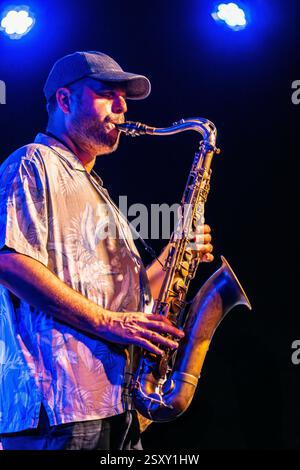 Sevilla, Spanien, 26. Juli 2022, Enrique Oliver spielt Saxophon und fesselt das Publikum mit seinem Jazz-Auftritt im CAAC in Sevilla am Vorabend Stockfoto