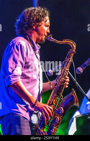 Sevilla, Spanien, 26. Juli 2022, Daniel Torres fesselt das Publikum mit seinem Saxophon-Auftritt bei einem Jazzkonzert in CAAC, Sevilla, Spanien Stockfoto