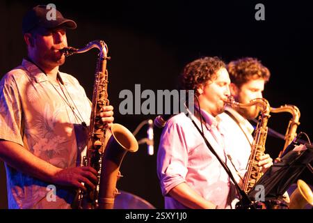 Sevilla, Spanien, 26. Juli 2022 spielen die Musiker Enrique Oliver und Danil Torres bei einem Live-Jazz-Konzert im CAAC in Sevilla, Sp Stockfoto