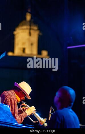 Sanlucar de Barrameda, Spanien, 17. Juli 2004, Jerry Gonzalez tritt live auf der Bühne mit atmosphärischer und lebendiger Beleuchtung auf. Stockfoto