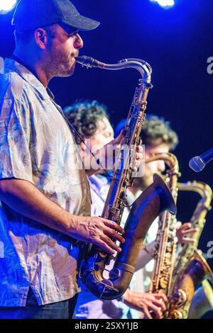 Sevilla, Spanien, 26. Juli 2022 spielt Enrique Oliver neben anderen Musikern im CAAC in Sevilla Saxophon und schafft so eine aufregende Jazz-Atmosphäre. Stockfoto