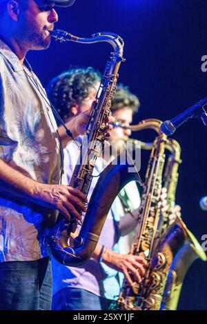 Sevilla, Spanien, 26. Juli 2022 spielt Enrique Oliver neben anderen Musikern im CAAC in Sevilla Saxophon und schafft so eine aufregende Jazz-Atmosphäre. Stockfoto