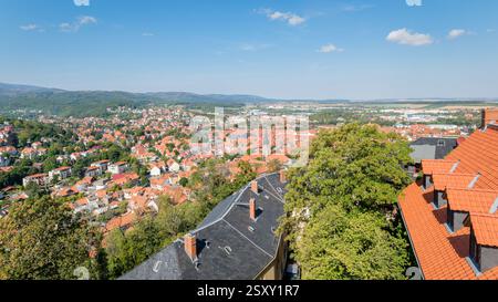 Wernigerode, Deutschland – 29. August 2024: Blick auf die Stadt Wernigerode und den Harz von der Schlossterrasse Wernigerode. Stockfoto