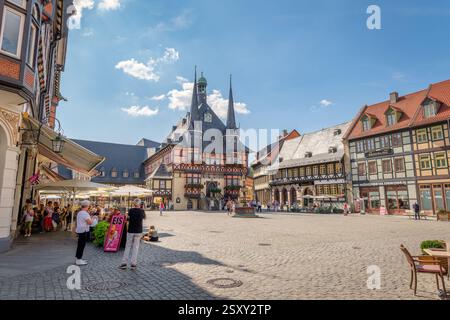 Wernigerode, Deutschland – 29. August 2024: Wie jedes Jahr besuchen viele Touristen das berühmte Rathaus Wernigerode mitten auf dem Marktplatz. Stockfoto