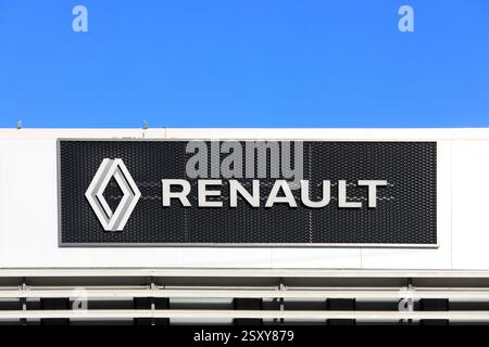 Renault Logo mit blauem Himmel. Renault S.A. oder die Renault Group ist ein französischer multinationaler Automobilhersteller. Salo, Finnland. Februar 2025. Stockfoto