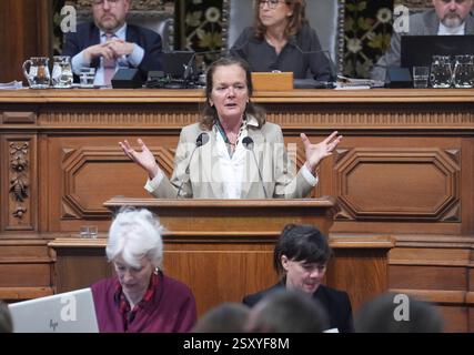 Hamburg, Deutschland. Februar 2025. Anna von Treuenfels-Frowein (CDU) spricht in der Plenarsitzung des Hamburger Rathauses während der letzten Sitzung des Hamburger Bundestages vor den Parlamentswahlen. Am 2. März wird in Hamburg ein neues parlament gewählt. Quelle: Marcus Brandt/dpa/Alamy Live News Stockfoto