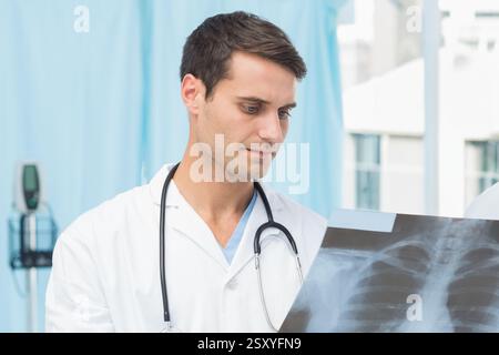Arzt untersucht Thoraxröntgenaufnahme im Krankenhaus mit Schwerpunkt Patientendiagnose Stockfoto