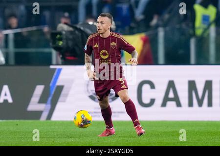 Rom, Italien. Februar 2025. Angelino von AS Roma während des Spiels der Serie A Enilive zwischen AS Roma und AC Monza im Stadio Olimpico am 24. Februar 2025 in Rom. Quelle: Giuseppe Maffia/Alamy Live News Stockfoto