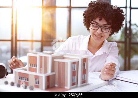 Die Architektin untersucht die Grundrisse des Hauses Stockfoto