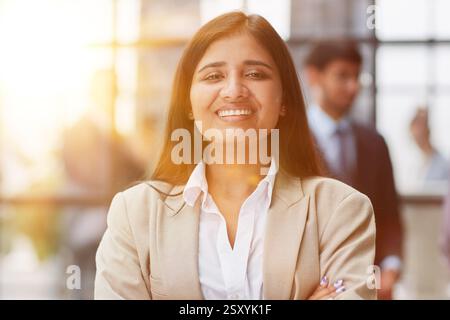 Verschiedene Unternehmensteams versammeln sich, um Informationen und Pläne auszutauschen Stockfoto
