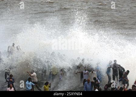 Menschen, die Hochwasser genießen, genießen am Marine Drive, Bombay Mumbai, Maharashtra, Indien, 24. Juli 2009 Stockfoto
