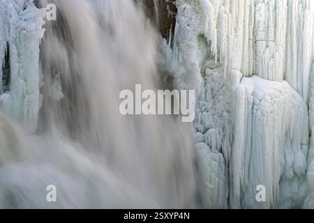 Nahaufnahme eines Wasserfalls mit gefrorenen Strukturen und fließendem Wasser, Winter, Schwedens höchster Wasserfall, Taennforsen, Areaelven, Sind, Jaemtland, Schweden Stockfoto