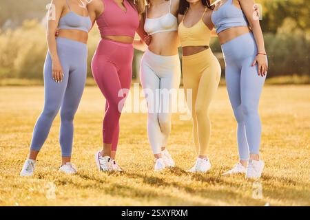 Zugeschnittenes Bild. Nahansicht. Eine Gruppe von Frauen ist draußen auf dem Spielfeld gemeinsam fit. Stockfoto