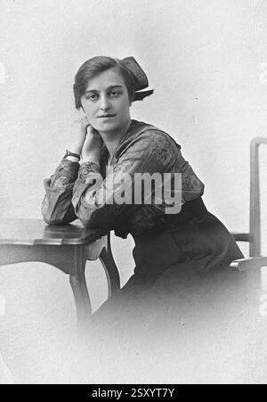 1920 Vereinigtes Königreich: Vintage Retro altes Schwarz-weiß-Fotoporträt einer Person in historischer Kleidung und Ort. Stockfoto