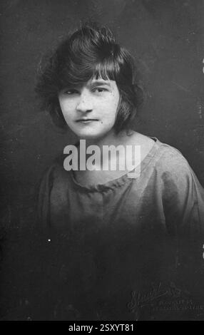 1920 Vereinigtes Königreich: Vintage Retro altes Schwarz-weiß-Fotoporträt einer Person in historischer Kleidung und Ort. Stockfoto