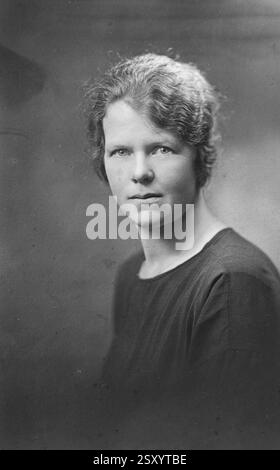 1920 Vereinigtes Königreich: Vintage Retro altes Schwarz-weiß-Fotoporträt einer Person in historischer Kleidung und Ort. Stockfoto