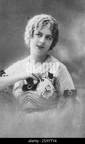 1920 Vereinigtes Königreich: Vintage Retro altes Schwarz-weiß-Fotoporträt einer Person in historischer Kleidung und Ort. Stockfoto