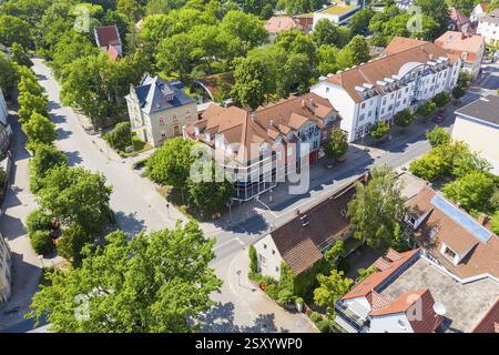 Luftaufnahme der Hauptstraße mit evangelischem Pfarramt in Coswig, Sachsen, Deutschland, Europa Stockfoto