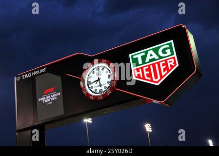 Sakhir, Bahrain. Februar 2025. Schaltkreisatmosphäre – Tag Heuer Uhr in den Gruben. 26.02.2025. Formel-1-Test, Sakhir, Bahrain, Tag 1. Das Foto sollte lauten: XPB/Alamy Live News. Stockfoto