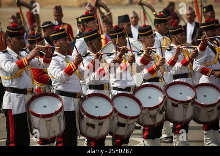 26. Februar 2025: Mitglieder der nepalesischen Armee-Musikband treten am 26. Februar 2025 während des Army Day in Kathmandu auf. Der Armeetag wird jedes Jahr am Tag des Mahashivaratri Festivals gefeiert. (Kreditbild: © Sunil Sharma/ZUMA Press Wire) NUR REDAKTIONELLE VERWENDUNG! Nicht für kommerzielle ZWECKE! Stockfoto
