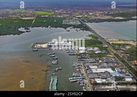 Kleiner Hafen mit vielen Booten, Blick aus der Vogelperspektive bei Abfahrt von Denpasar, Bali, Indonesien, Asien Stockfoto