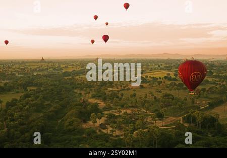 Sonnenaufgang und Heißluftballon, bagan, myanmar, birma Stockfoto