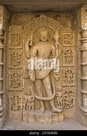 Statue auf Königinnen Brunnen, Patan, Gujarat, Indien, Asien Stockfoto