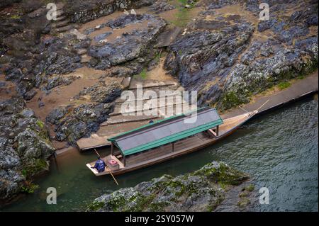 Blick von oben auf den Hozugawa River, der eine 2-stündige Bootsfahrt zwischen Kameoka und der bekannten Sightseeing Gegend Arashiyama bietet. Stockfoto