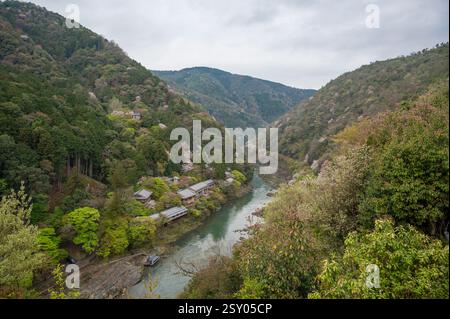 Blick von oben auf den Hozugawa River, der eine 2-stündige Bootsfahrt zwischen Kameoka und der bekannten Sightseeing Gegend Arashiyama bietet. Stockfoto