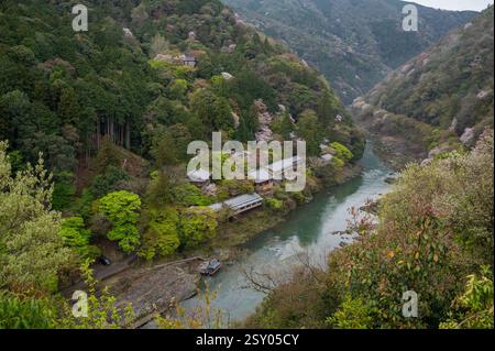 Blick von oben auf den Hozugawa River, der eine 2-stündige Bootsfahrt zwischen Kameoka und der bekannten Sightseeing Gegend Arashiyama bietet. Stockfoto