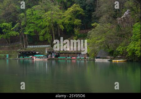 Blick auf die Bootstour auf dem Hozu-gawa Fluss, eine 2-stündige Fahrt durch den Hozugawa Fluss zwischen Kameoka und der bekannten Sightseeing Gegend Arashiyama. Stockfoto