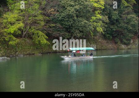 Blick auf die Bootstour auf dem Hozu-gawa Fluss, eine 2-stündige Fahrt durch den Hozugawa Fluss zwischen Kameoka und der bekannten Sightseeing Gegend Arashiyama. Stockfoto