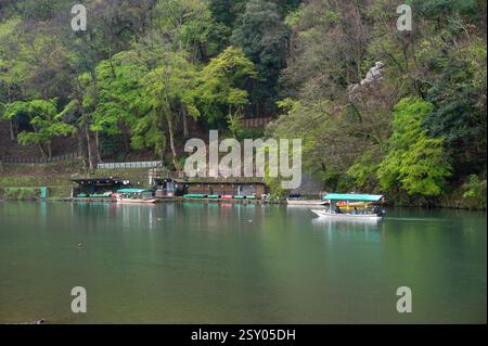 Blick auf die Bootstour auf dem Hozu-gawa Fluss, eine 2-stündige Fahrt durch den Hozugawa Fluss zwischen Kameoka und der bekannten Sightseeing Gegend Arashiyama. Stockfoto