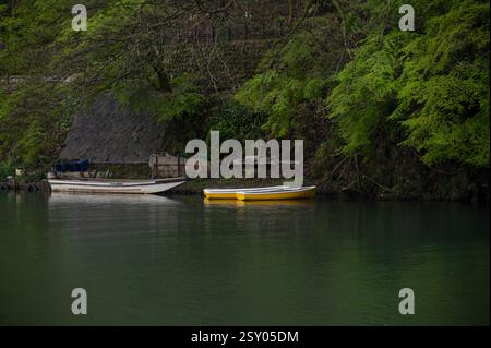 Blick auf die Bootstour auf dem Hozu-gawa Fluss, eine 2-stündige Fahrt durch den Hozugawa Fluss zwischen Kameoka und der bekannten Sightseeing Gegend Arashiyama. Stockfoto
