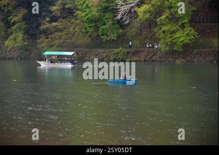 Blick auf die Bootstour auf dem Hozu-gawa Fluss, eine 2-stündige Fahrt durch den Hozugawa Fluss zwischen Kameoka und der bekannten Sightseeing Gegend Arashiyama. Stockfoto
